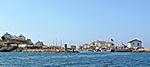 Hafeneinfahrt, der Hafen ist ein langer Einschnitt in der Insel