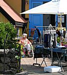 Die Frau verkauft eigene Stricksachen